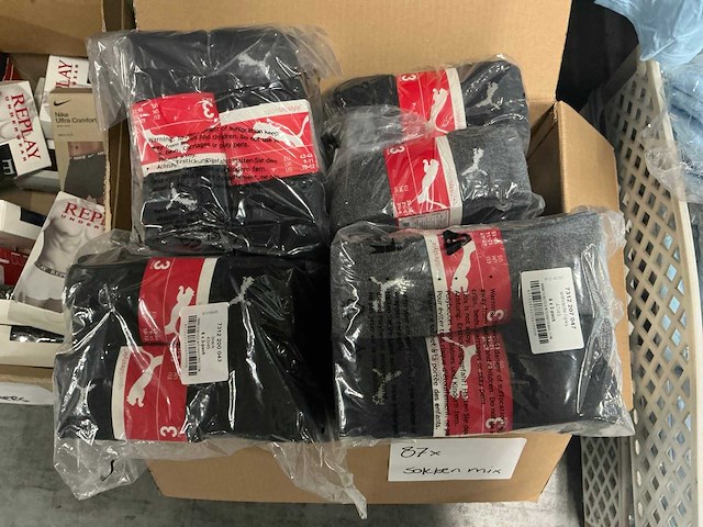 Partij puma/guess/etc sokken (87x) - afbeelding 1 van  6