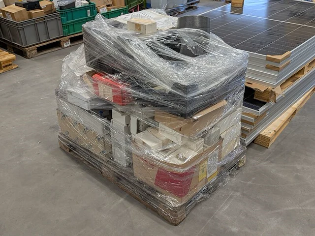 Partij pv-installatiematerialen - afbeelding 1 van  4