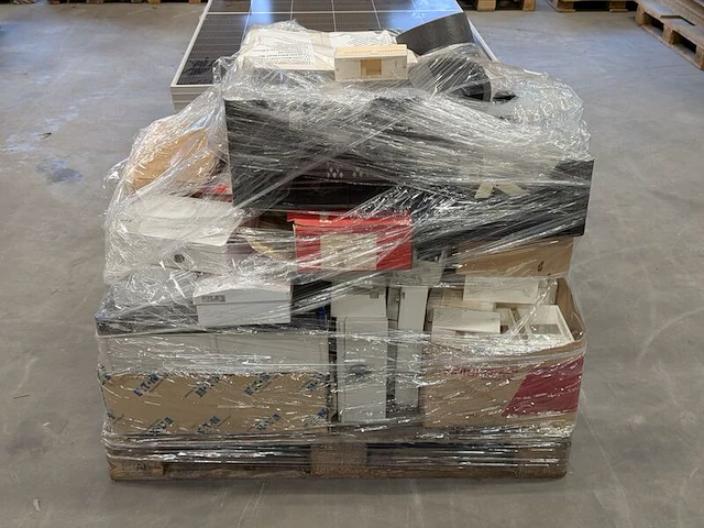 Partij pv-installatiematerialen - afbeelding 2 van  4