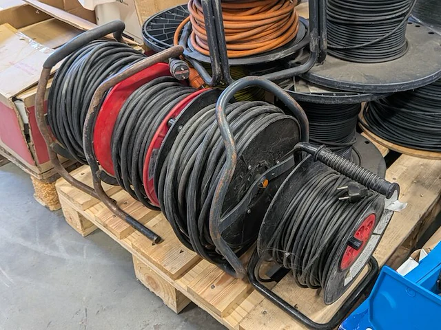 Partij pv-kabelhaspels en bekabeling - afbeelding 2 van  6