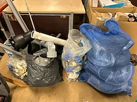 Partij pvc afvoerbuizen, hulpstukken en installatiemateriaal
