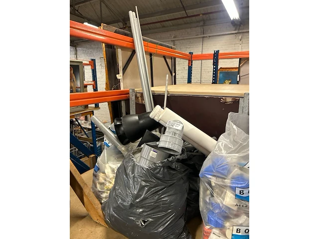 Partij pvc afvoerbuizen, hulpstukken en installatiemateriaal - afbeelding 2 van  6
