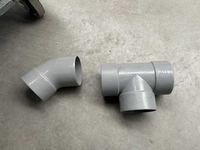 Partij pvc bochten en t stukken - afbeelding 1 van  3