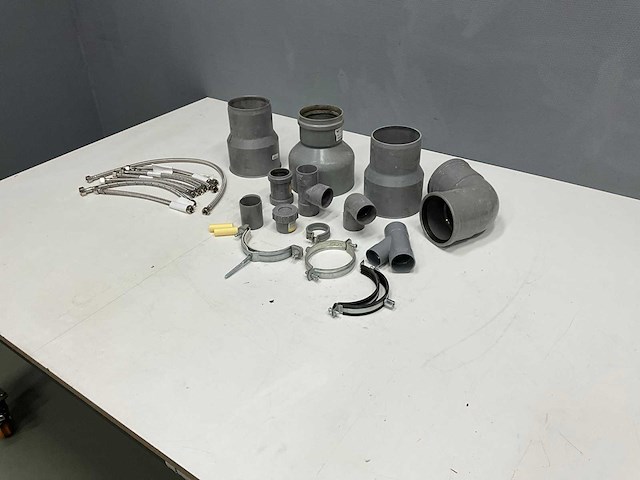 Partij pvc en bevestigingsmaterialen - afbeelding 1 van  9