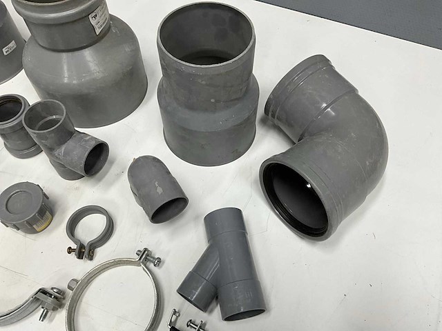 Partij pvc en bevestigingsmaterialen - afbeelding 7 van  9