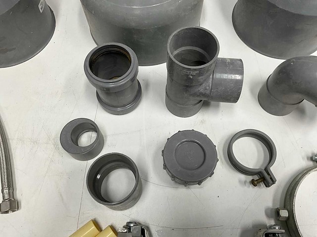 Partij pvc en bevestigingsmaterialen - afbeelding 8 van  9