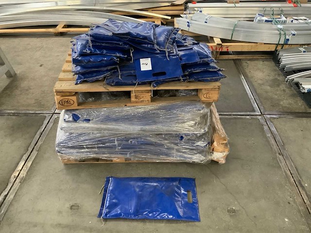 Partij pvc geleidebakens zandzakken - afbeelding 2 van  2