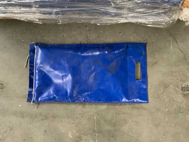 Partij pvc geleidebakens zandzakken - afbeelding 1 van  2