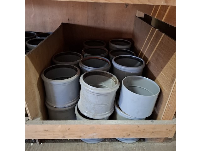 Partij pvc hulpstukken in stelling - afbeelding 2 van  52