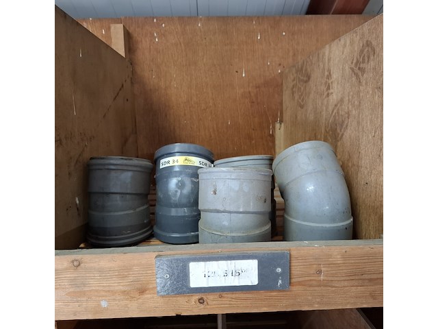 Partij pvc hulpstukken in stelling - afbeelding 4 van  52