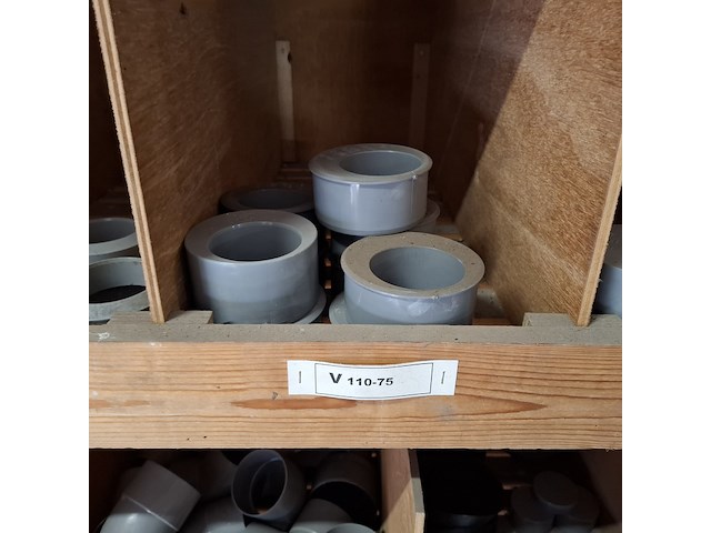 Partij pvc hulpstukken in stelling - afbeelding 7 van  52