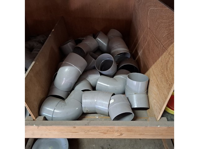 Partij pvc hulpstukken in stelling - afbeelding 10 van  52
