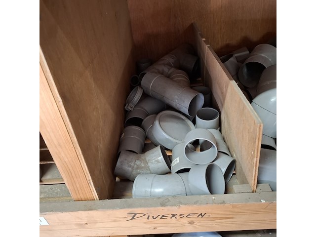 Partij pvc hulpstukken in stelling - afbeelding 11 van  52
