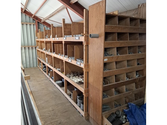 Partij pvc hulpstukken in stelling - afbeelding 1 van  52