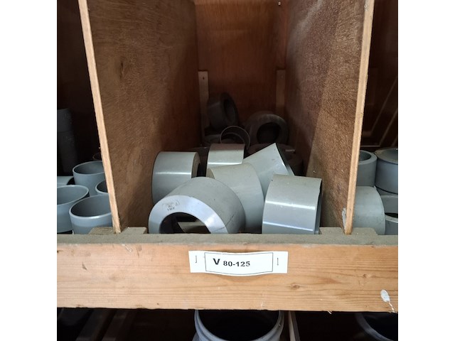 Partij pvc hulpstukken in stelling - afbeelding 17 van  52