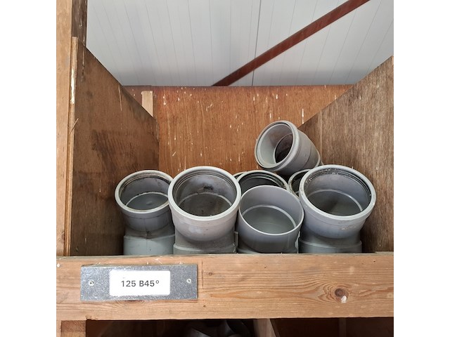 Partij pvc hulpstukken in stelling - afbeelding 25 van  52