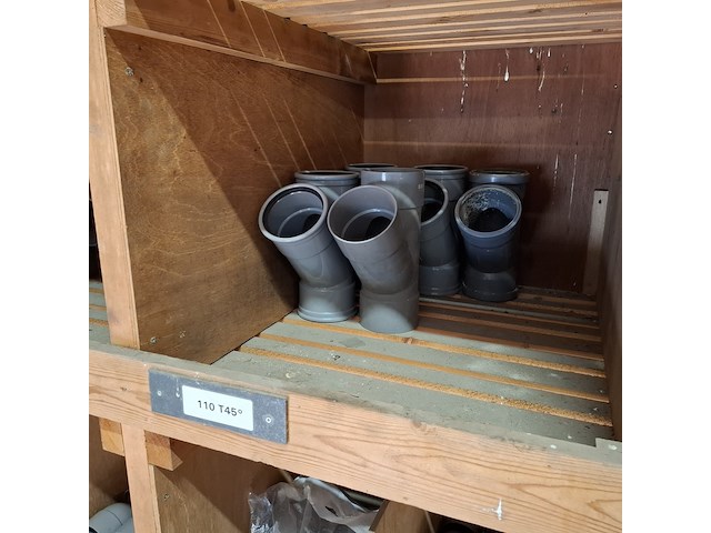 Partij pvc hulpstukken in stelling - afbeelding 29 van  52