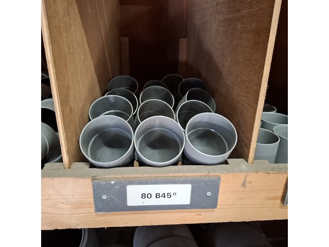 Partij pvc hulpstukken in stelling - afbeelding 31 van  52