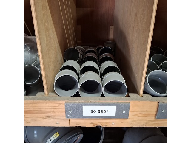 Partij pvc hulpstukken in stelling - afbeelding 32 van  52