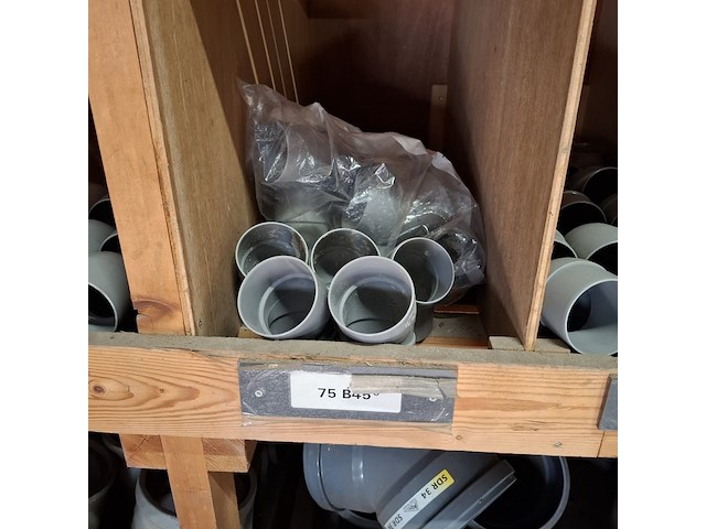 Partij pvc hulpstukken in stelling - afbeelding 33 van  52