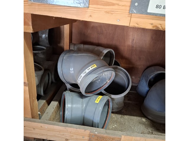 Partij pvc hulpstukken in stelling - afbeelding 36 van  52