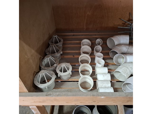 Partij pvc hulpstukken in stelling - afbeelding 51 van  52