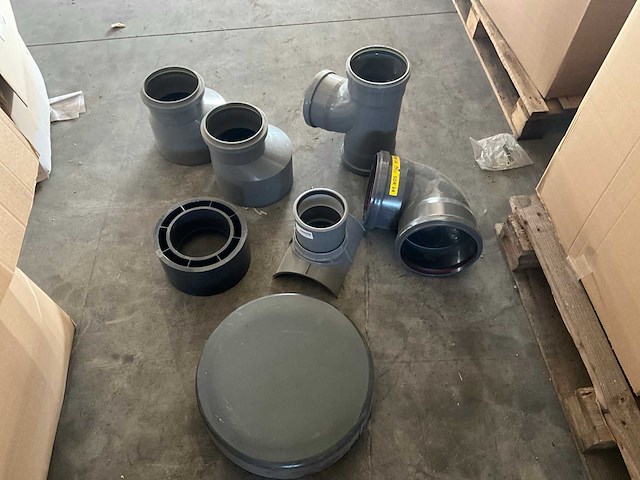 Partij pvc hulpstukken - afbeelding 1 van  3