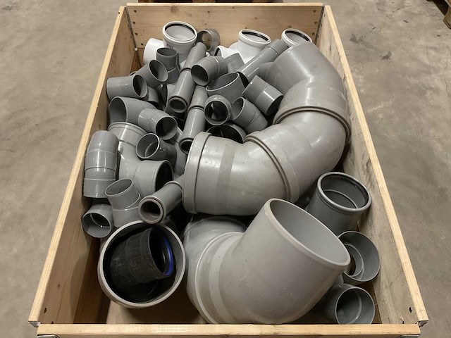 Partij pvc hulpstukken - afbeelding 1 van  4