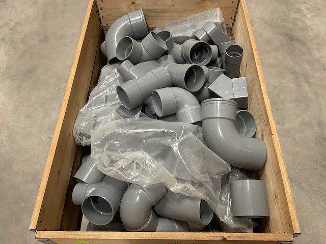 Partij pvc hulpstukken - afbeelding 1 van  4