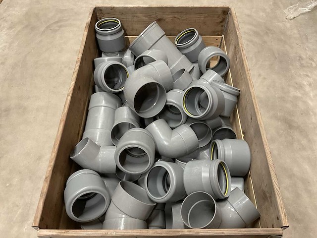 Partij pvc hulpstukken - afbeelding 1 van  3