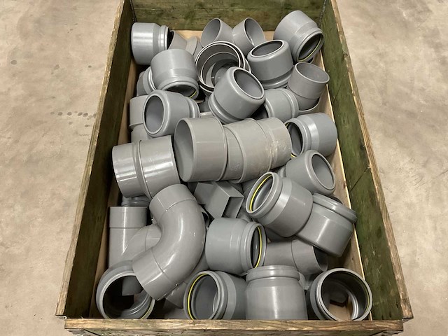 Partij pvc hulpstukken - afbeelding 1 van  3