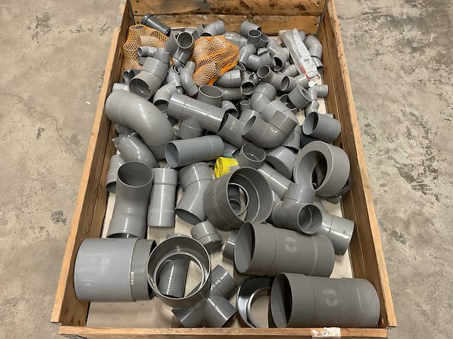 Partij pvc hulpstukken - afbeelding 1 van  3