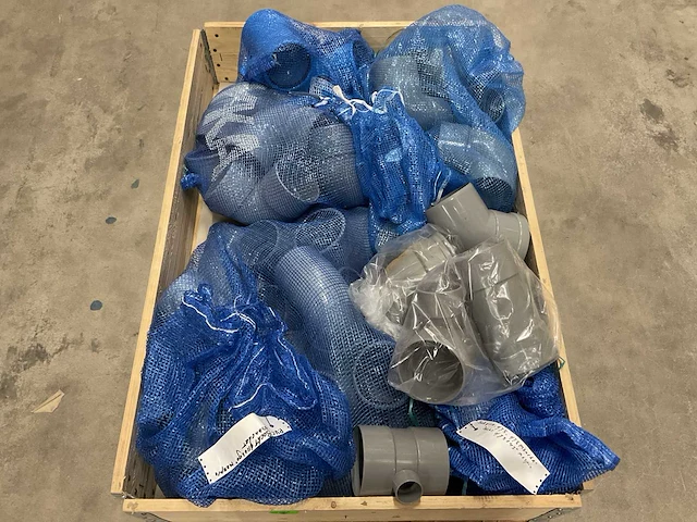 Partij pvc hulpstukken - afbeelding 1 van  3