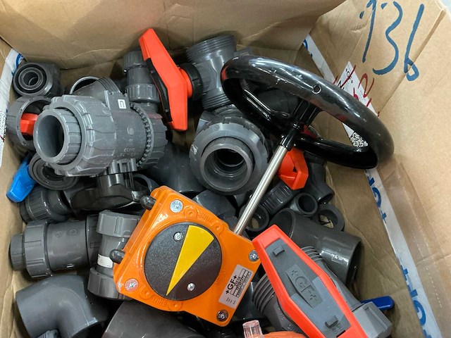 Partij pvc koppelingen en kogelkranen - afbeelding 3 van  13