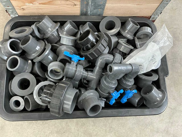 Partij pvc koppelingen en kogelkranen - afbeelding 5 van  13