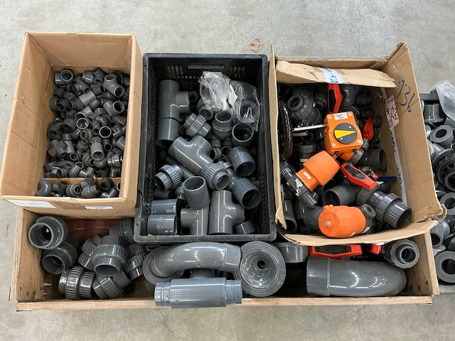 Partij pvc koppelingen en kogelkranen - afbeelding 6 van  13
