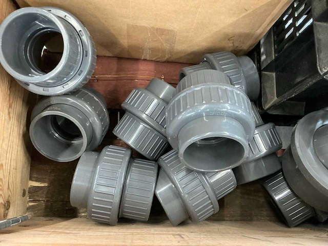 Partij pvc koppelingen en kogelkranen - afbeelding 8 van  13