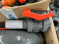 Partij pvc koppelingen en kogelkranen - afbeelding 11 van  13