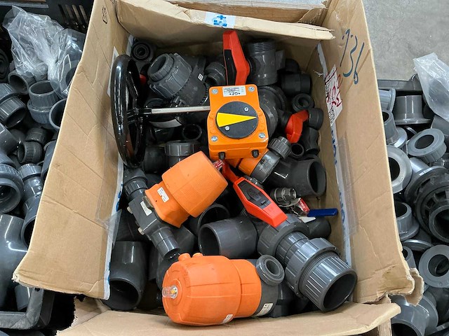 Partij pvc koppelingen en kogelkranen - afbeelding 12 van  13