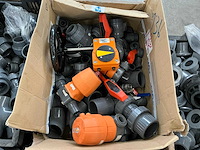 Partij pvc koppelingen en kogelkranen - afbeelding 12 van  13