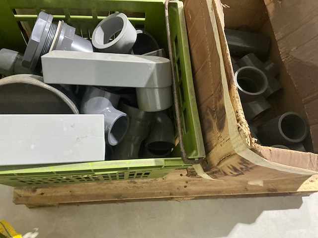 Partij pvc koppelstukken divers - afbeelding 1 van  2