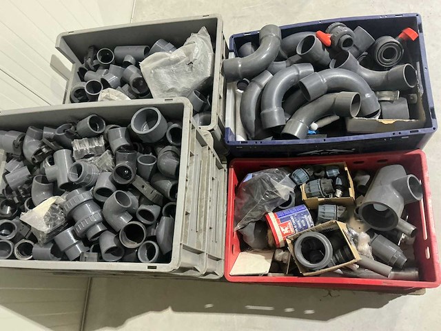 Partij pvc koppelstukken divers - afbeelding 1 van  6