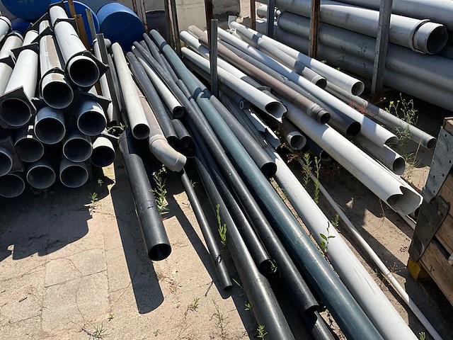 Partij pvc met hulpstukken - afbeelding 2 van  9