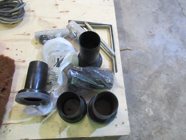 Partij pvc wc aansluitingen - afbeelding 1 van  3