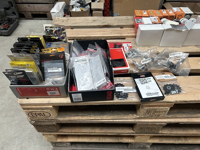 Partij (race)fiets onderdelen, w.o. sram, mavic, bontrager - afbeelding 1 van  8