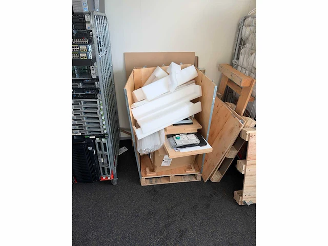 Partij rackservers / netwerkapparatuur / inhoud ruimte - afbeelding 18 van  25