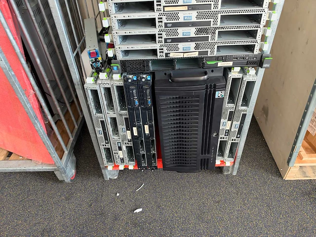 Partij rackservers / netwerkapparatuur / inhoud ruimte - afbeelding 5 van  25