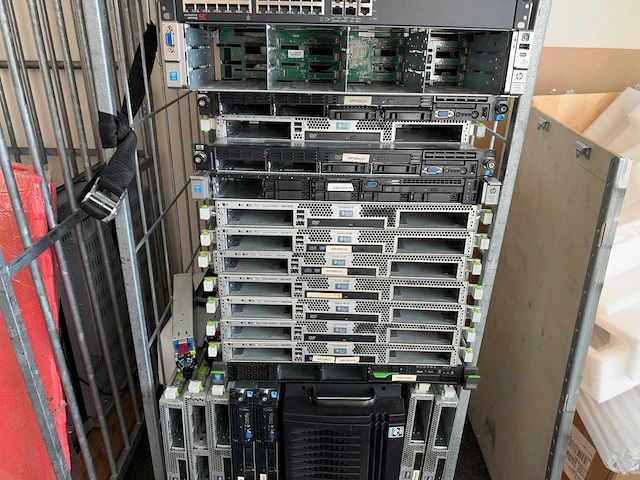 Partij rackservers / netwerkapparatuur / inhoud ruimte - afbeelding 19 van  25