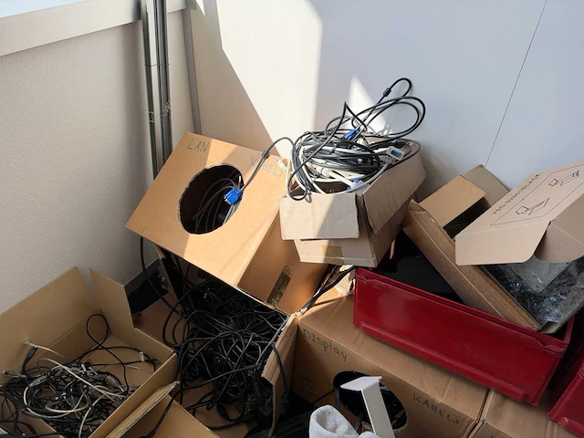 Partij rackservers / netwerkapparatuur / inhoud ruimte - afbeelding 23 van  25