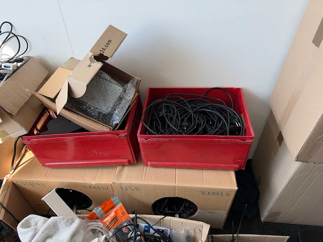 Partij rackservers / netwerkapparatuur / inhoud ruimte - afbeelding 10 van  25